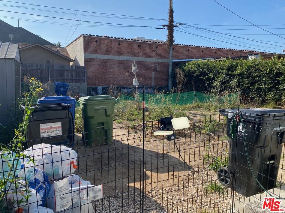 2746 14th St, Los Angeles CA  90006-4202 exterior