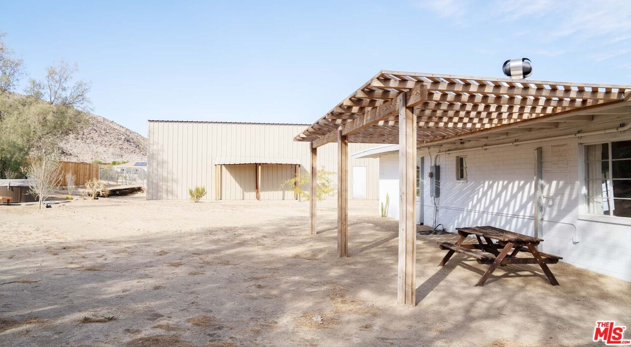 4696 Joshua Cove Dr, Joshua Tree CA  92252-1548 exterior