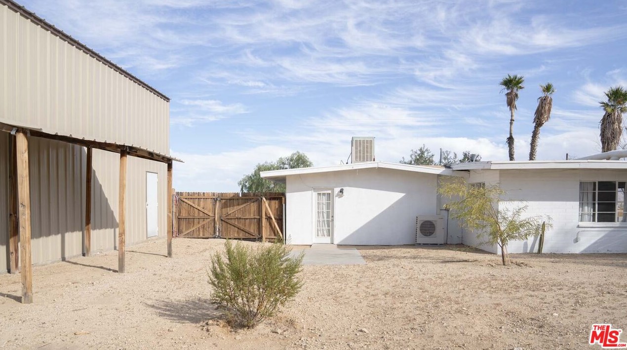 4696 Joshua Cove Dr, Joshua Tree CA  92252-1548 exterior