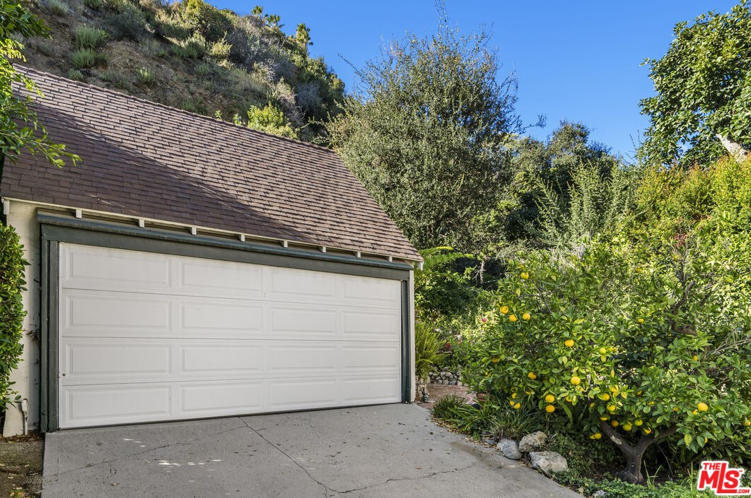 2511 Canyon Dr, Los Angeles CA  90068-2415 exterior