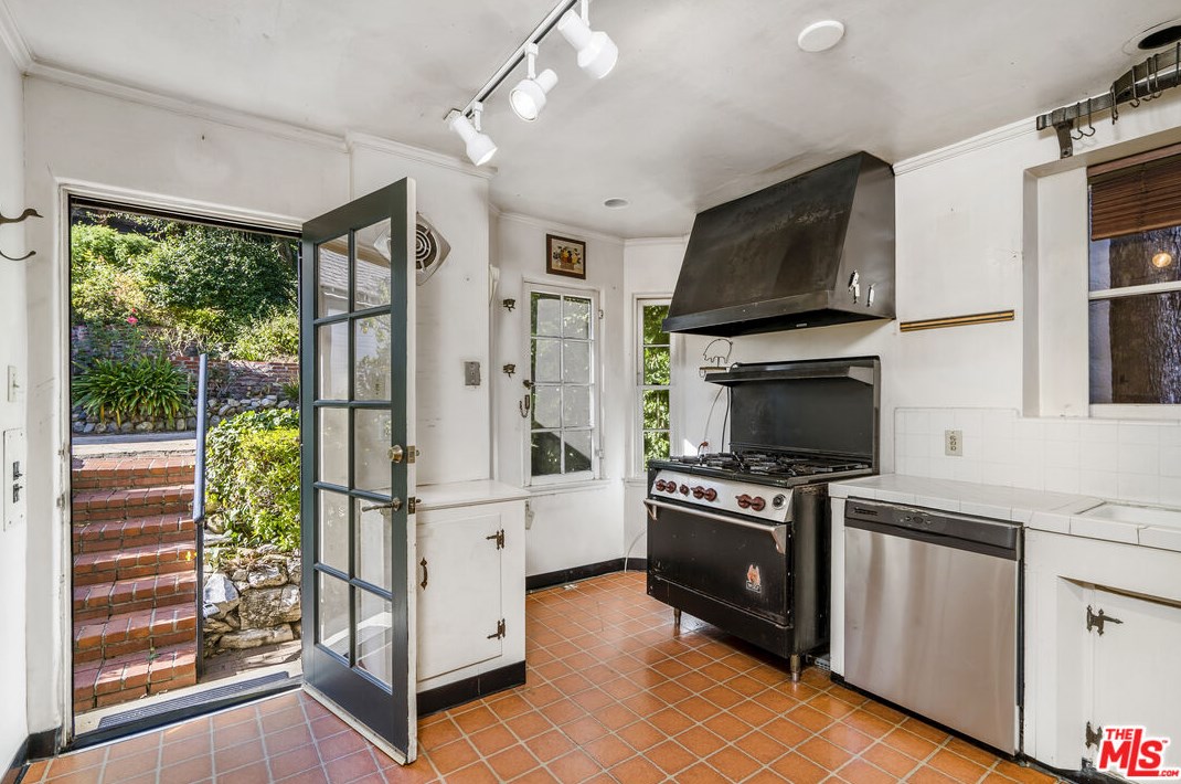 2511 Canyon Dr, Los Angeles CA  90068-2415 exterior