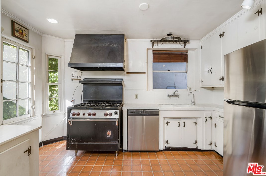 2511 Canyon Dr, Los Angeles CA  90068-2415 exterior