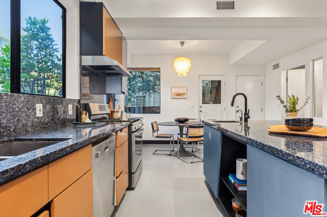 11959 Charnock Rd, Los Angeles CA  90066-2843 exterior