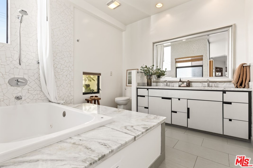 11959 Charnock Rd, Los Angeles CA  90066-2843 exterior