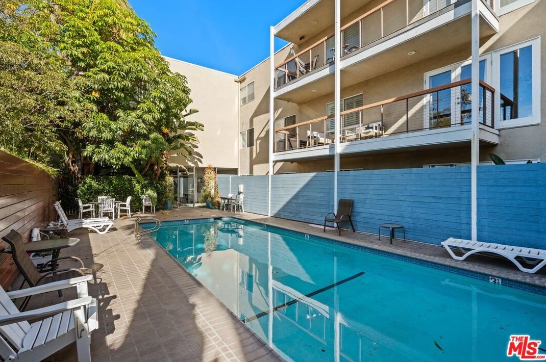 330 Barrington Ave, Los Angeles CA  90049-6427 exterior