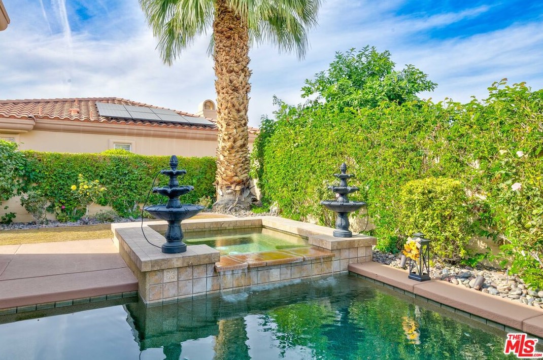 34 Calle La Reina, Rancho Mirage CA  92270-4100 exterior