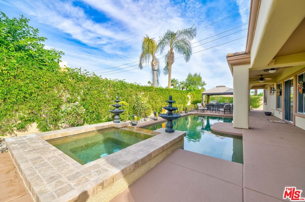 34 Calle La Reina, Rancho Mirage CA  92270-4100 exterior