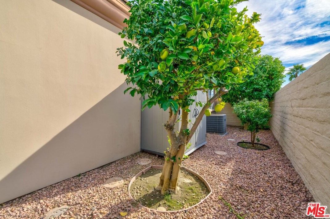34 Calle La Reina, Rancho Mirage CA  92270-4100 exterior