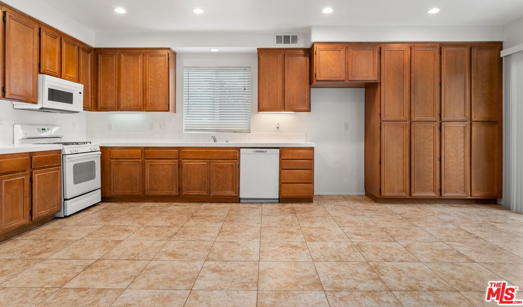 28921 Avalon Ave, Moreno Valley CA  92555-7056 exterior
