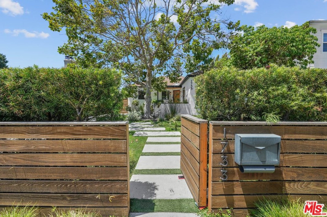 1733 Holt Ave, Los Angeles CA  90035-4305 exterior