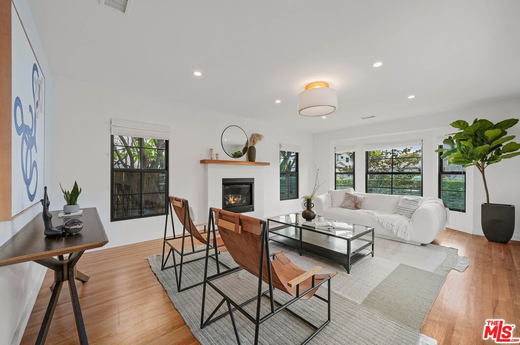 1733 Holt Ave, Los Angeles CA  90035-4305 exterior