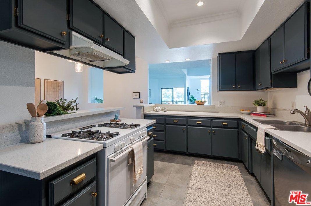 1890 Alvarado St, Los Angeles CA  90026-1780 exterior