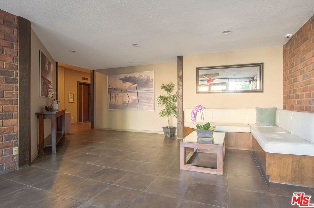 1271 Granville Ave, Los Angeles CA  90025-1662 exterior