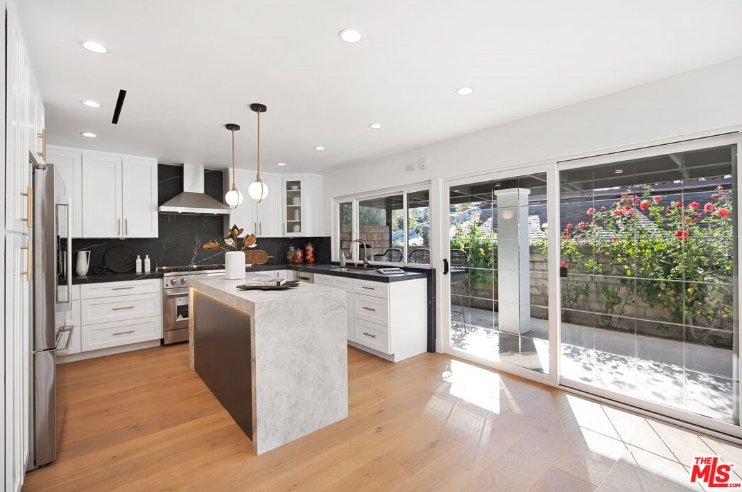 22551 Jameson Dr, Calabasas CA  91302-5854 exterior