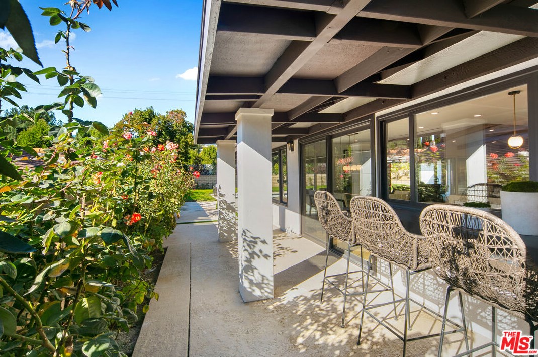 22551 Jameson Dr, Calabasas CA  91302-5854 exterior