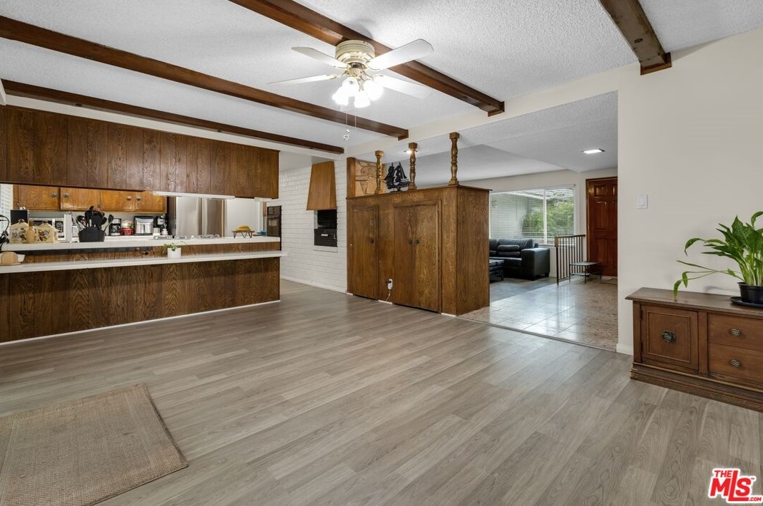 111 Avenida De Las Flores, Thousand Oaks CA  91360-1802 exterior