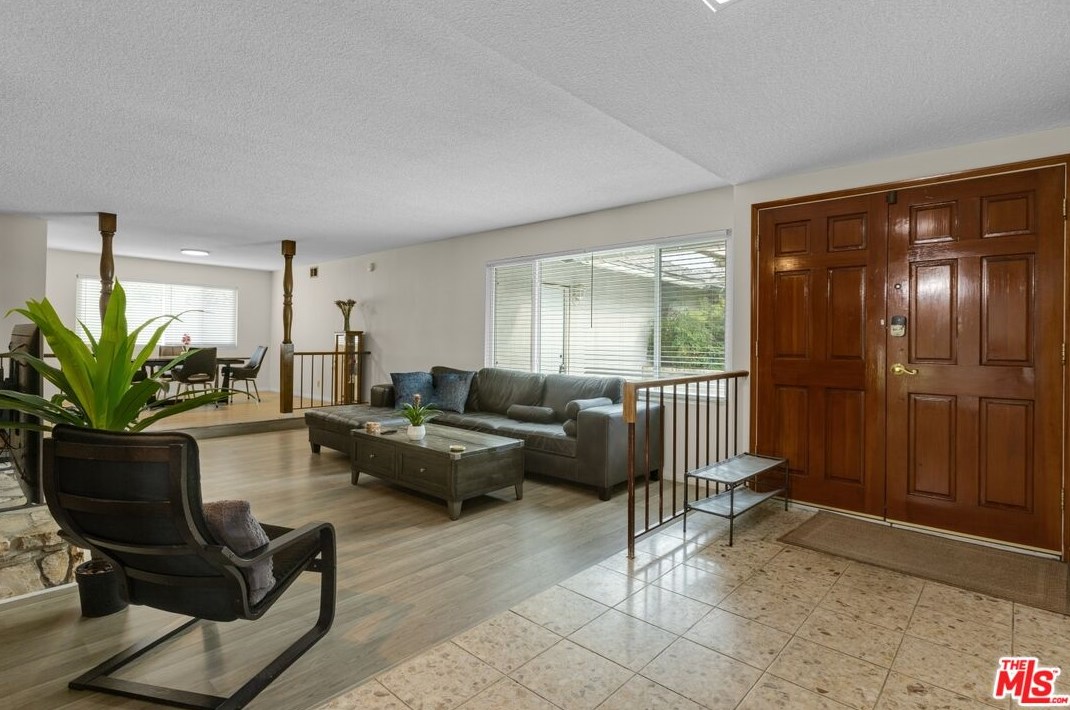 111 Avenida De Las Flores, Thousand Oaks CA  91360-1802 exterior