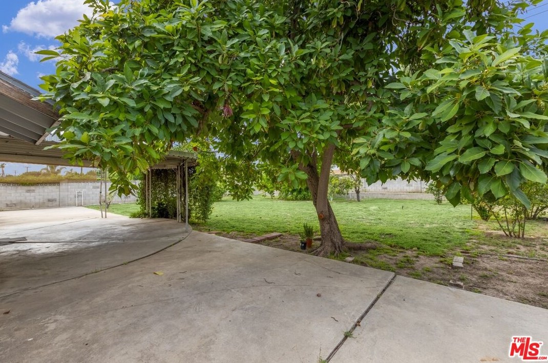 111 Avenida De Las Flores, Thousand Oaks CA  91360-1802 exterior
