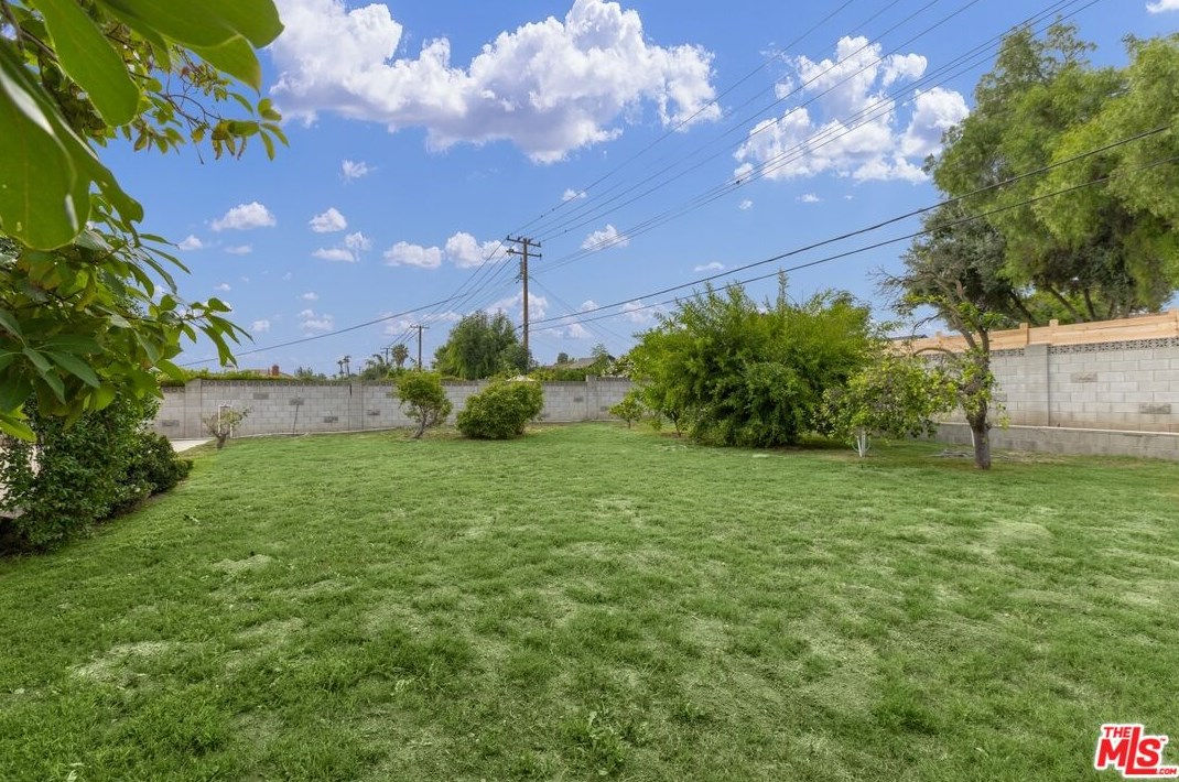 111 Avenida De Las Flores, Thousand Oaks CA  91360-1802 exterior