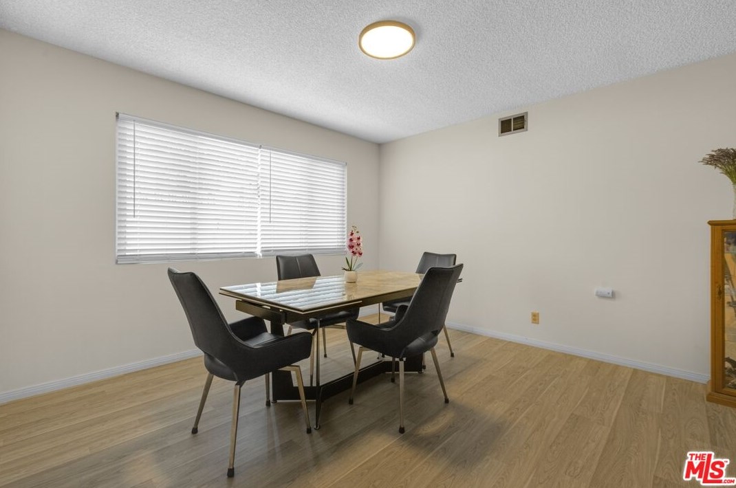 111 Avenida De Las Flores, Thousand Oaks CA  91360-1802 exterior