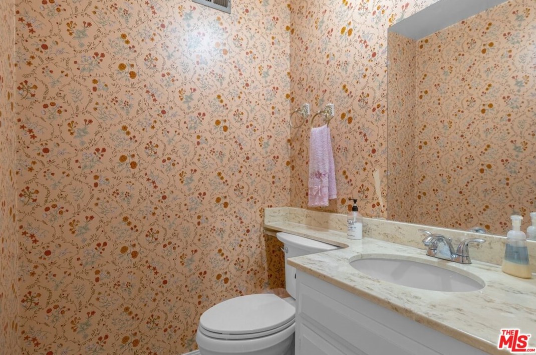 111 Avenida De Las Flores, Thousand Oaks CA  91360-1802 exterior