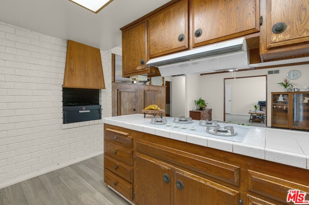 111 Avenida De Las Flores, Thousand Oaks CA  91360-1802 exterior