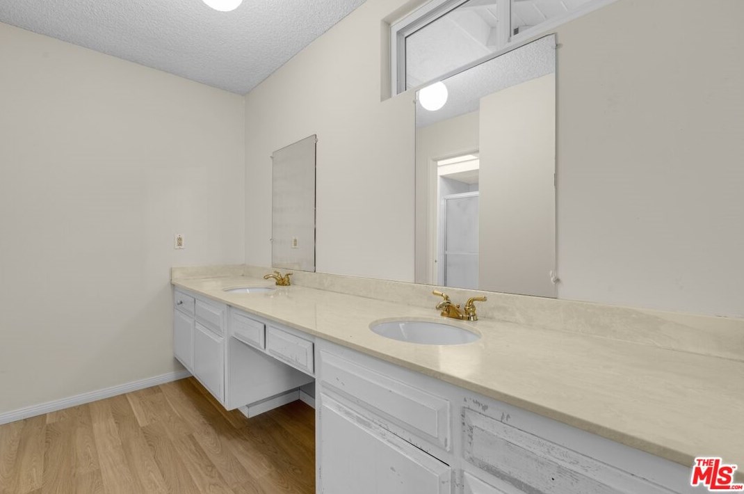 111 Avenida De Las Flores, Thousand Oaks CA  91360-1802 exterior