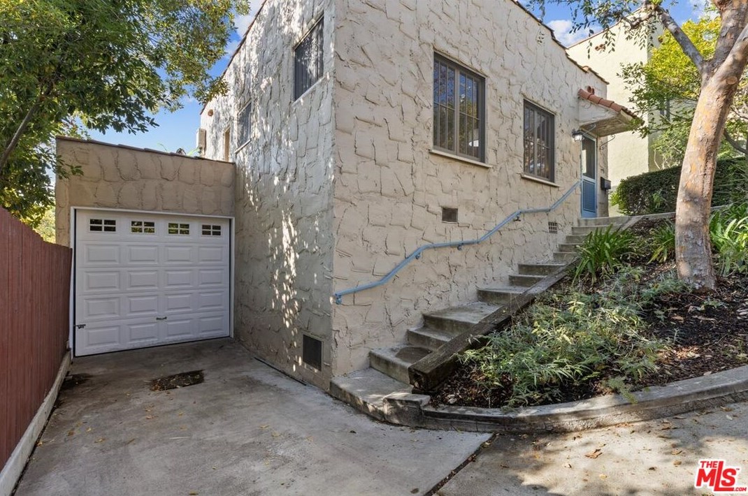 922 Maltman Ave, Los Angeles CA  90026-2711 exterior