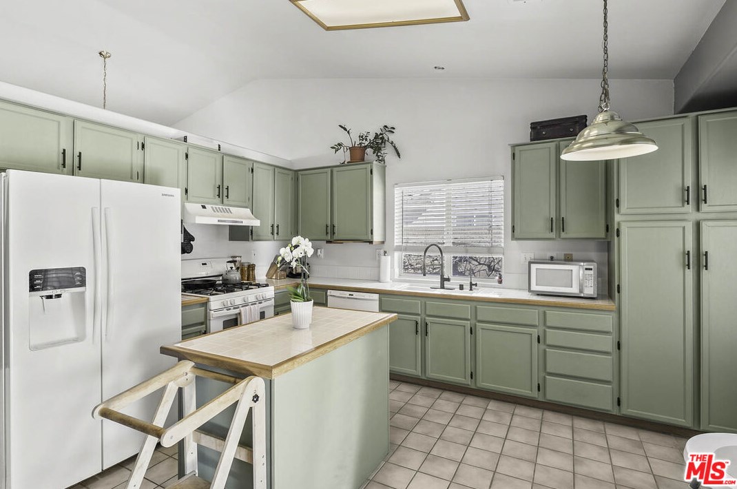 42417 Plains Dr, Lancaster CA  93536-4539 exterior