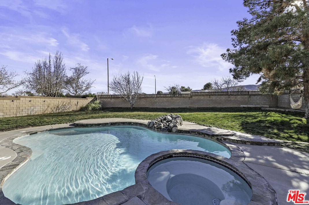 42417 Plains Dr, Lancaster CA  93536-4539 exterior