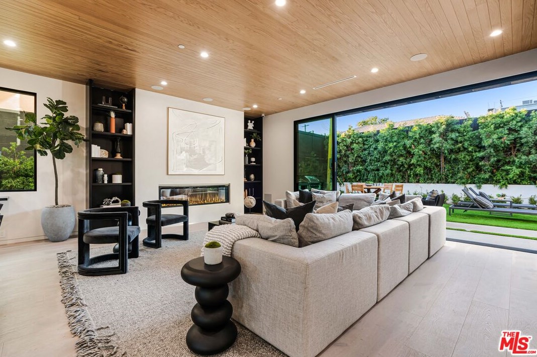 12107 Palms Blvd, Los Angeles CA  90066-1925 exterior