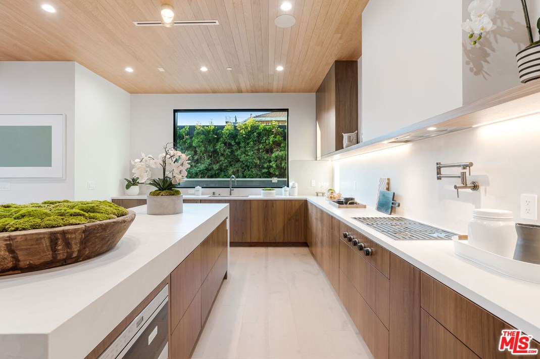 12107 Palms Blvd, Los Angeles CA  90066-1925 exterior