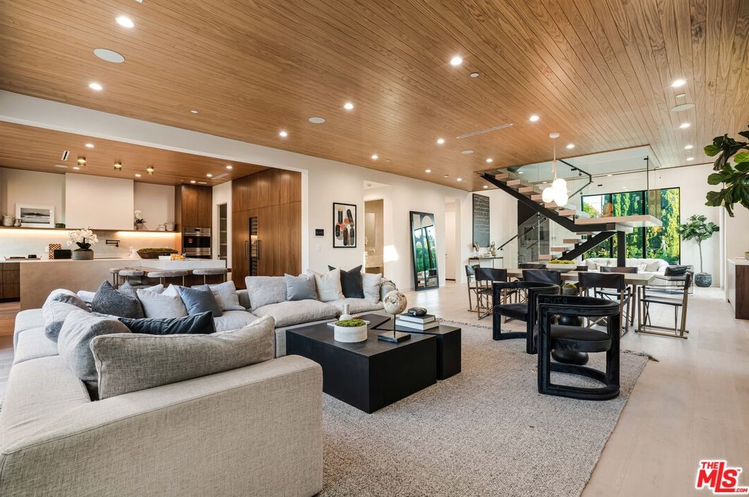 12107 Palms Blvd, Los Angeles CA  90066-1925 exterior
