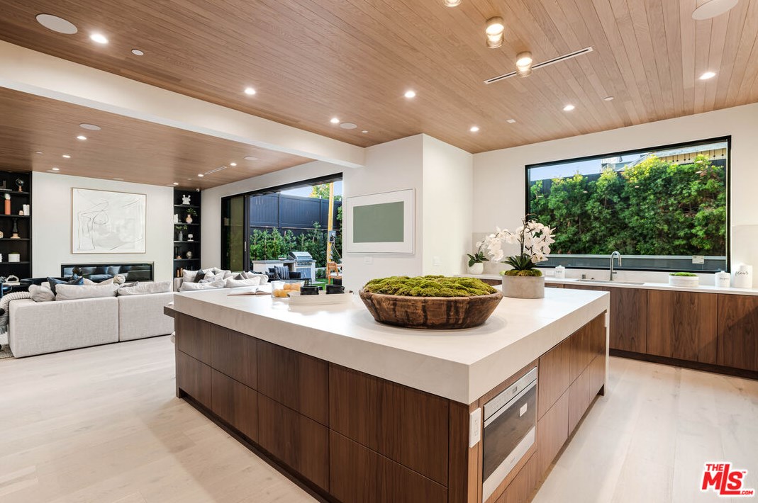 12107 Palms Blvd, Los Angeles CA  90066-1925 exterior