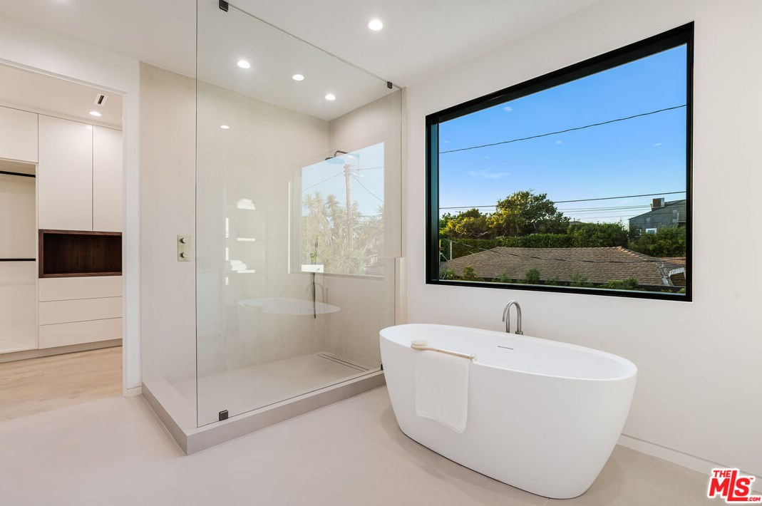 12107 Palms Blvd, Los Angeles CA  90066-1925 exterior
