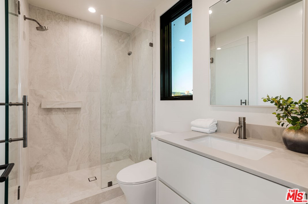 12107 Palms Blvd, Los Angeles CA  90066-1925 exterior