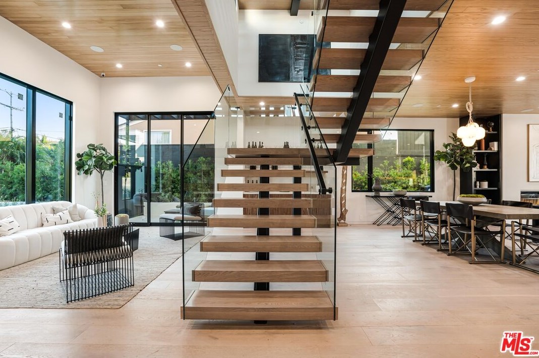 12107 Palms Blvd, Los Angeles CA  90066-1925 exterior