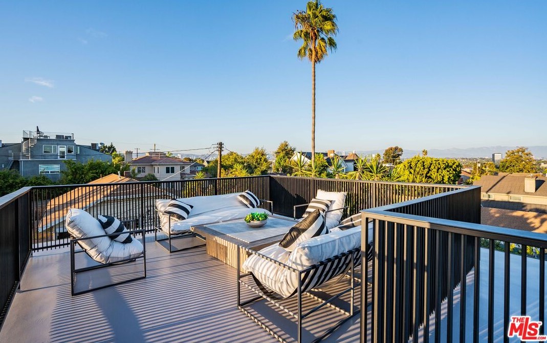 12107 Palms Blvd, Los Angeles CA  90066-1925 exterior