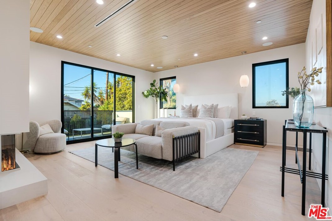 12107 Palms Blvd, Los Angeles CA  90066-1925 exterior