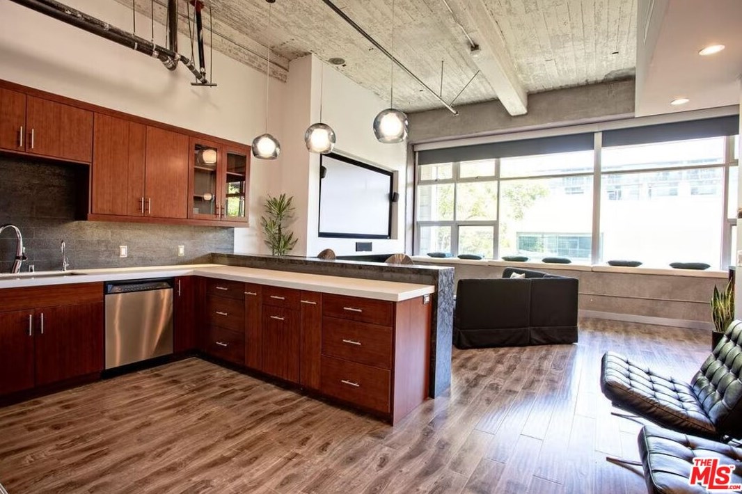 1130 Flower St, Los Angeles CA  90015-2139 exterior