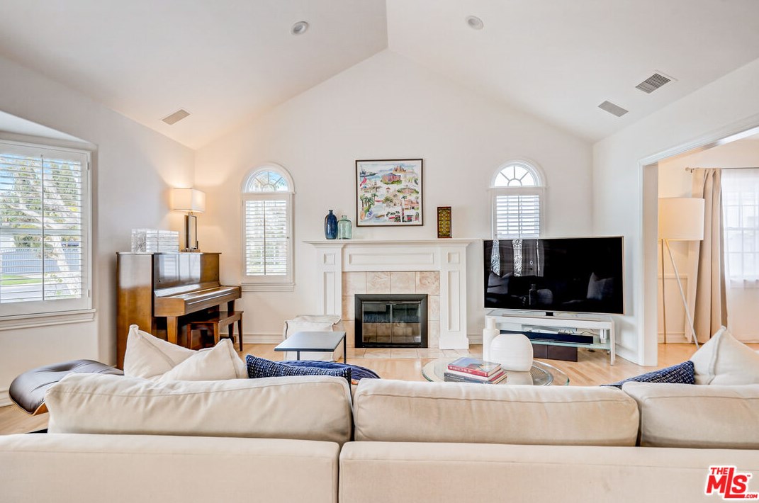 8426 Flight Ave, Los Angeles CA  90045-3045 exterior