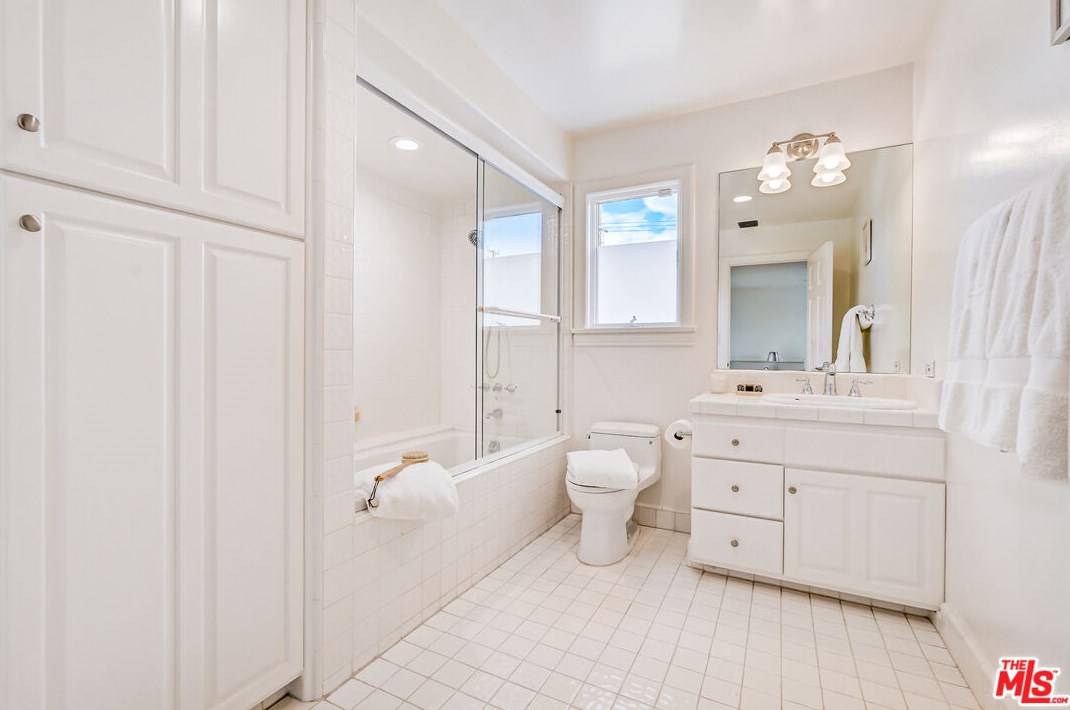 8426 Flight Ave, Los Angeles CA  90045-3045 exterior