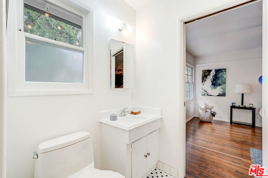 434 Skyewiay Rd, Los Angeles CA  90049-2845 exterior