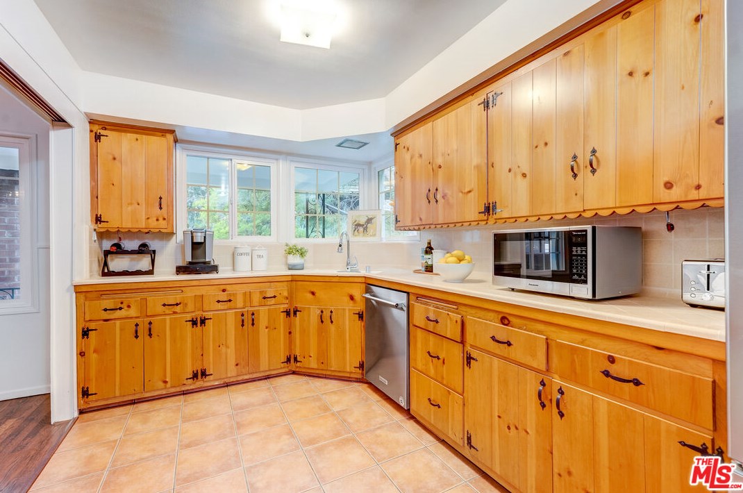 434 Skyewiay Rd, Los Angeles CA  90049-2845 exterior