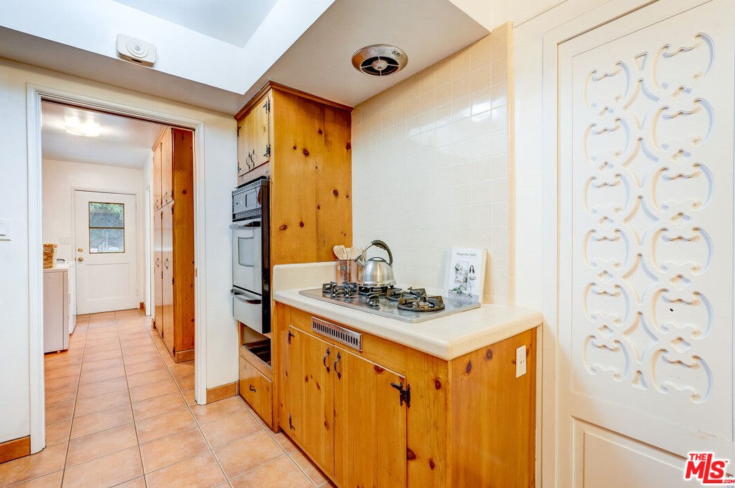 434 Skyewiay Rd, Los Angeles CA  90049-2845 exterior