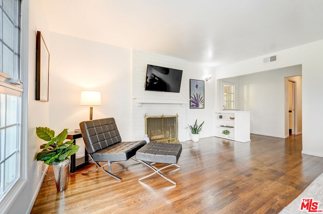 434 Skyewiay Rd, Los Angeles CA  90049-2845 exterior