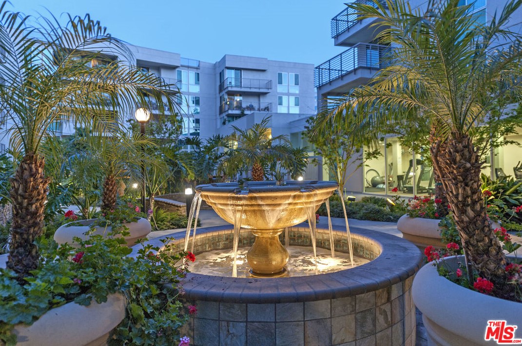 267 San Pedro St, Los Angeles CA  90012-3874 exterior