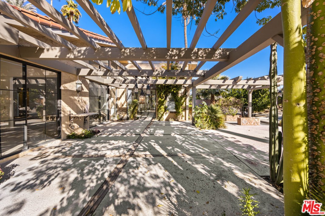 17 Lincoln Pl, Rancho Mirage CA  92270-1928 exterior