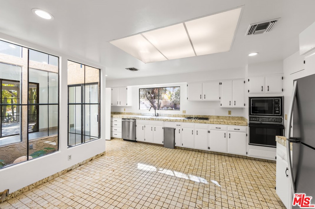 17 Lincoln Pl, Rancho Mirage CA  92270-1928 exterior