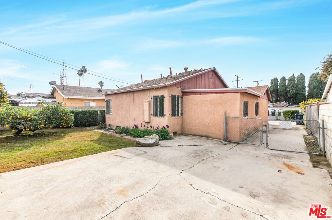 16712 Pannes Ave, Compton CA  90221-5147 exterior